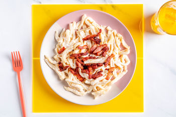 1–2–3-Kinderrezept: Spätzle in einer cremig-käsigen Sauce mit knusprigem Speck (2 Port.)