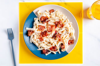 1–2–3-Kinderrezept: Spätzle in einer cremig-käsigen Sauce mit knusprigem Speck (2 Port.)