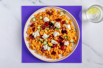 1–2–3 Lunchrecept: Bulgursalade met feta, rode biet en tomaten-olijvendressing (2 porties)