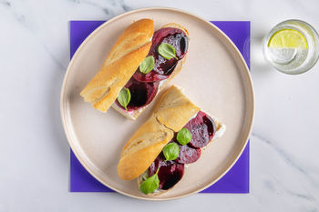 1–2–3 Lunchrecept: Warme baguette met geitenkaas en rode biet (2 porties)