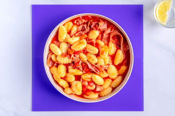 1–2–3-Lunchrezept: Gnocchi in Tomatensauce mit Serranoschinken und Bohnen (2 Port.)