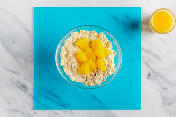 1–2–3-Frühstücksrezept: Haferflocken-Bowl mit Joghurt und Ananas (2 Port.)