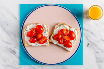 1–2–3-Frühstücksrezept: Toast mit Ziegenfrischkäse und Tomaten (2 Port.)