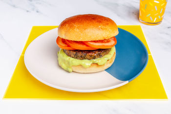 1–2–3-Kinderrezept: Vegetarischer Burger mit Guacamole (2 Port.)