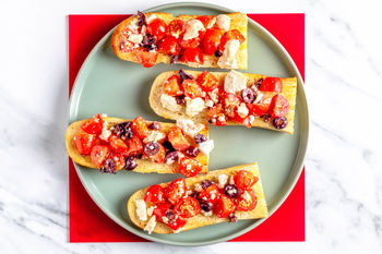1–2–3 Snackrecept: Bruschetta met een topping van feta, tomaat en olijven (2 porties)