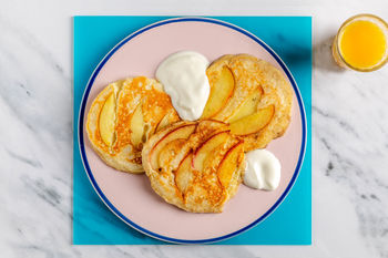 1–2–3-Frühstücksrezept: Pfannkuchen mit Apfel und Joghurt (2 Port.)