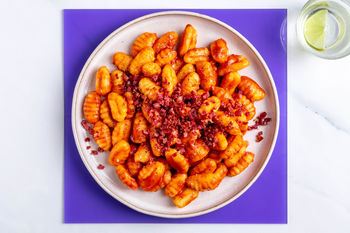 1–2–3 Lunchrecept: Gnocchi met krokant spek en tomaten-basilicumsaus (2 porties)