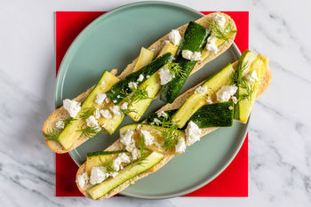 1–2–3-Snackrezept: Zucchini-Feta-Bruschetta mit Dill (2 Port.)