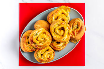 1–2–3 Snackrecept: Pizzabroodjes met courgette en cheddar (2 porties)