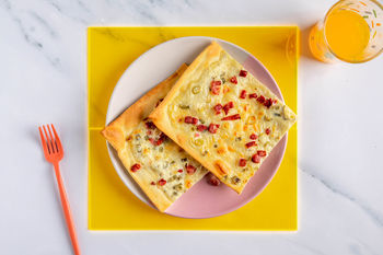 1–2–3-Kinderrezept: Knuspriger Flammkuchen mit Bacon und Crème fraîche (2 Port.)