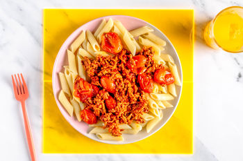 1–2–3-Kinderrezept: Schnelle Penne bolognese mit Kirschtomaten (2 Port.)