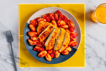 1–2–3-Kinderrezept: Veganes Schnitzel auf Gnocchi mit Tomaten-Basilikum-Sauce (2 Port.)