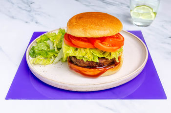 1–2–3-Lunchrezept: Rindfleischburger mit Tomate & Salat (2 Port.)