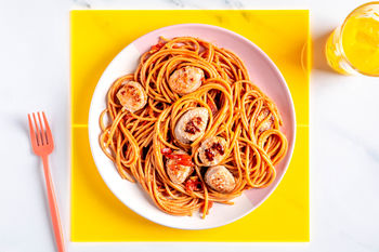 1–2–3-Kinderrezept: Vollkornpasta mit Paprika-Wurst-Sauce (2 Port.)