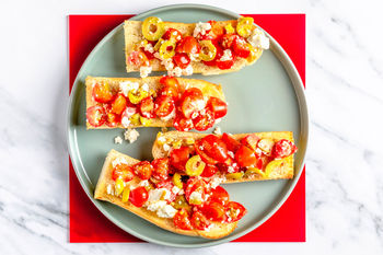 1–2–3-Snackrezept: Bruschetta mit Feta-Tomaten-Oliven-Topping (2 Port.)