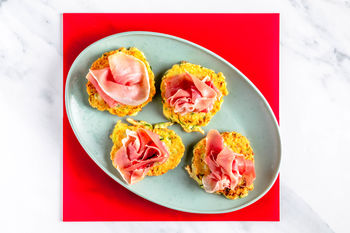 1–2–3-Snackrezept: Zucchinipuffer mit Serrano und Käse (2 Port.)