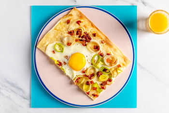 1–2–3 Ontbijtrecept: Flammkuchen met bacon, prei en ei (2 porties)
