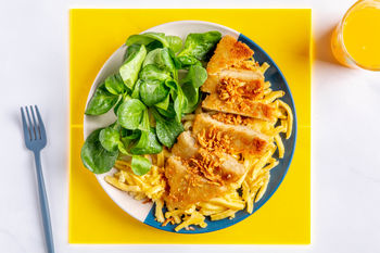 1–2–3 Kidsrecept: Kaasspätzle met vegan kipschnitzel en salade (2 porties)
