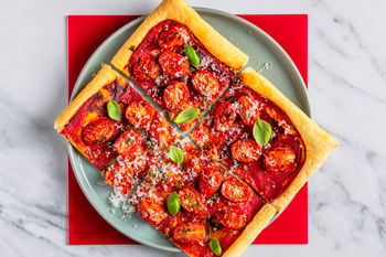 1–2–3 Snackrecept: Bladerdeegtaart met cherrytomaten, kaas en basilicum (2 porties)
