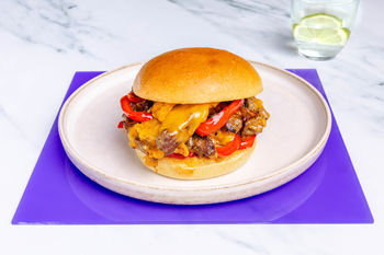 1–2–3 Lunchrecept: Philly cheesesteak hamburger (2 porties)