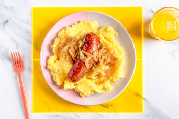1–2–3 Kidsrecept: Runderworst met jus op romige aardappelpuree (2 porties)