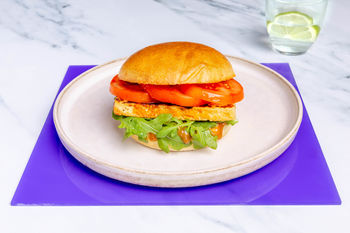 1–2–3 Lunchrecept: Grillkaasburger met rucola en tomaat (2 porties)