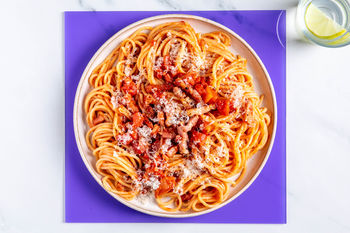 1–2–3 Lunchrecept: Spaghetti met spekjes in tomatensaus en kaas (2 porties)