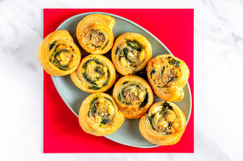 1–2–3 Snackrecept: Heerlijke spinazie feta bladerdeegrolletjes (2 porties)