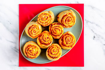 1–2–3 Snackrecept: Krokante bladerdeegrolletjes met pesto & kaas (2 porties)