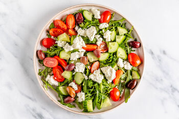 Bunter Rucolasalat mit Feta & Oliven (2 Port.)