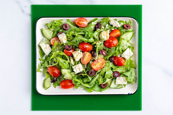 1–2–3 Mix & Match: Bunter Rucolasalat mit Feta & Oliven (2 Port.)