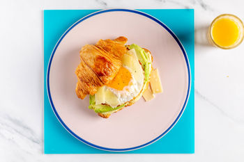 1–2–3-Frühstücksrezept: Avocado-Croissant-Sandwich mit Ei (2 Port.)