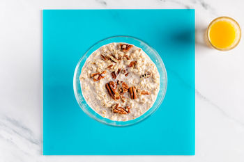 1–2–3 Ontbijtrecept: Overnight oats met pecannoten en ahornsiroop (2 porties)