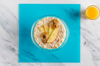 1–2–3 Ontbijtrecept: Overnight oats met appel en tahinsaus (2 porties)