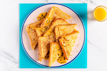1–2–3 Ontbijtrecept: Coconut french toast met passievruchtensaus (2 porties)