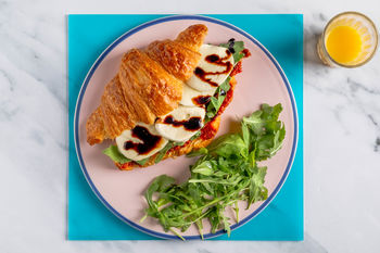 1–2–3 Ontbijtrecept: Croissant sandwich met mozzarella en tomatenpesto (2 porties)