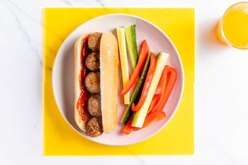 1–2–3 Kidsrecept: Sandwich met kipgehaktballetjes en groentesticks (2 porties)