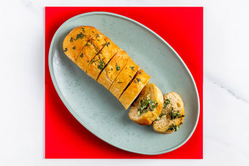1–2–3-Snackrezept: Veganes Knoblauch-Kräuter-Brot (2 Port.)