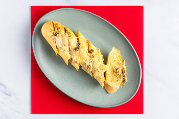 1–2–3-Snackrezept: Knoblauch-Käse-Brot mit Za’atar (2 Port.)