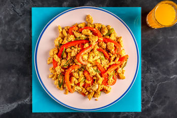 1–2–3-Frühstücksrezept: Veganes „Rührei“ mit Tofu Tex-Mex-Style (2 Port.)