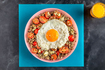 1–2–3-Frühstücksrezept: Quinoabowl mit Feta und Ei (2 Port.)