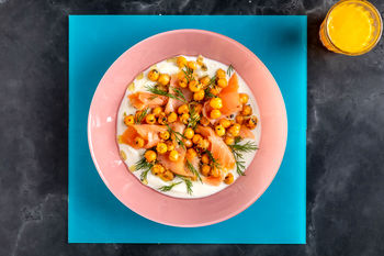 1–2–3 Ontbijtrecept: Warmgerookte zalm (ASC) en warme kikkererwten op yoghurt (2 porties)