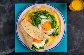 1–2–3-Frühstücksrezept: Wrap mit Spiegelei und Bimi (2 Port.)