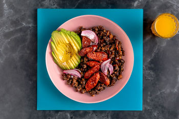 1–2–3 Ontbijtrecept: Zwarte bonen met avocado & vegan chorizo (2 porties)