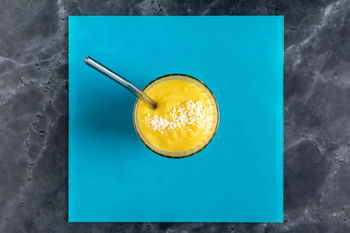 1–2–3 Ontbijtrecept: Sinaasappel-mangosmoothie met yoghurt (2 porties)