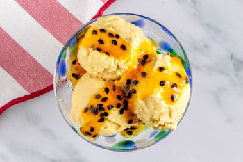 1–2–3-Snackrezept: Mango-Kokos-Sorbet mit Passionsfruchtsauce (2 Port.)