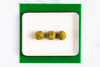 1–2–3-Snackrezept: Energy Balls mit Tahini (2 Port.)