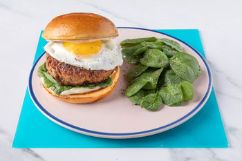 1–2–3-Frühstücksrezept: Burger mit Schweinehack und Ei (2 Port.)