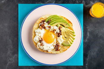 1–2–3-Frühstücksrezept: Feta-Spiegelei mit „Hot Honey“-Drizzle (2 Port.)