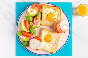 1–2–3-Frühstücksrezept: Ei im Körbchen Caprese-Style (2 Port.)